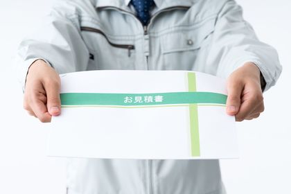 s-書類渡してる