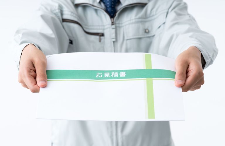 s-書類渡してる